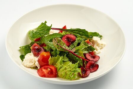 Салат с томатами, черешней и сыром страчателла