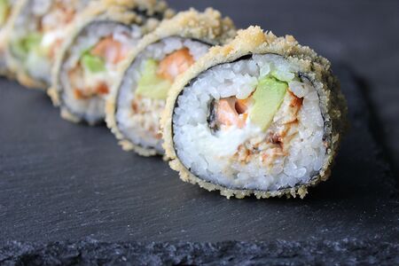 Горячий ролл с жареным лососем