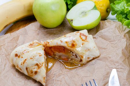 Блин с яблоком, курагой и медом