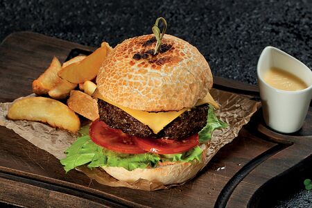 Фермерский бургер с картофелем и сырным соусом