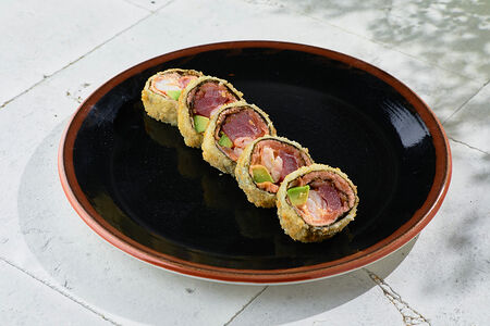 Темпурный ролл с лососем, креветкой и тунцом