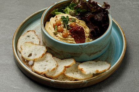 Хумус с кристини