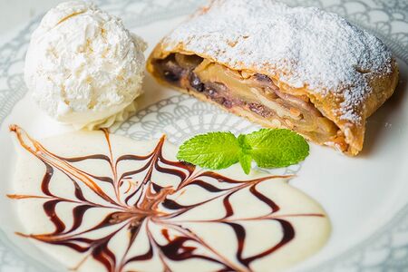 Штрудель яблочный