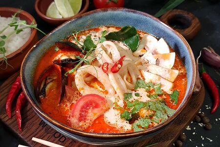 Суп Том ям по-тайски с кальмарами