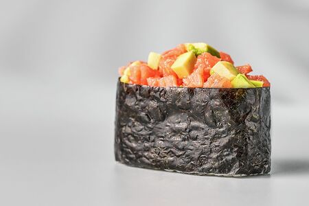 Гункан с лососем и авокадо