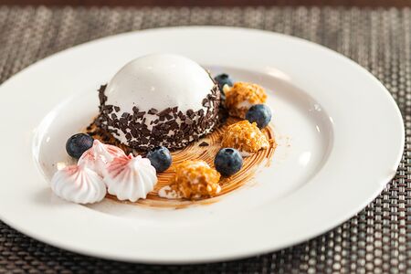 Чизкейк с малиновым соусом