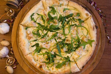 Пицца с креветками и рукколой