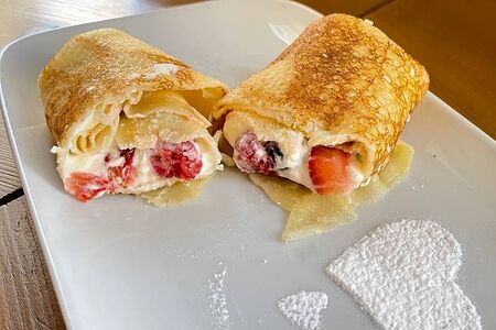 Блин со сливочным кремом и ягодой