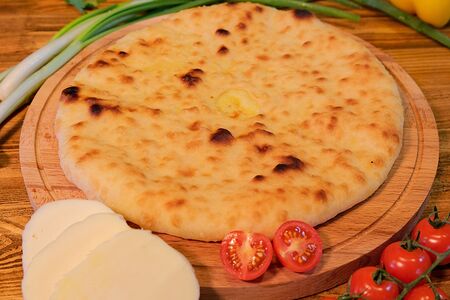 Осетинский пирог с сыром, помидорами и зеленым луком 