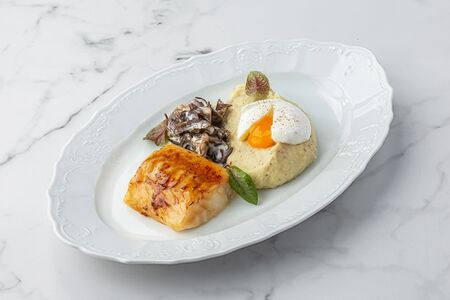 Мурманская треска с трюфельным пюре, сезонными грибами 