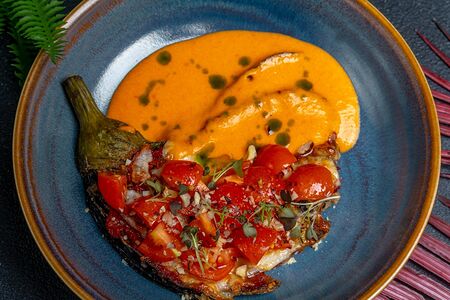 Запеченный баклажан c сыром и соусом из печеного перца