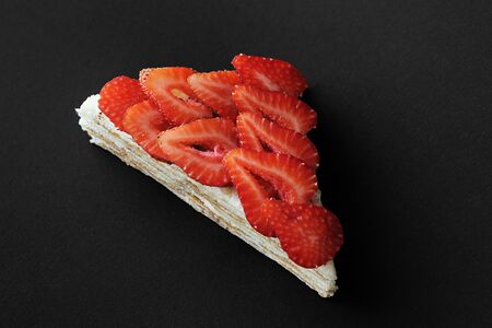 Торт с ванилью, сгущенкой и клубникой