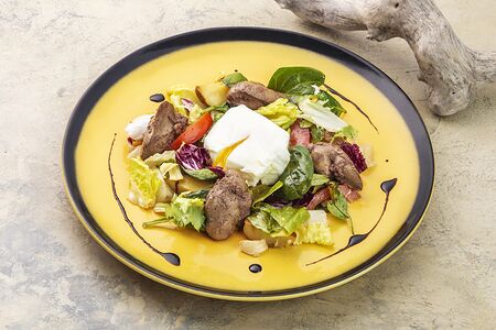 Теплый салат с куриной печенью