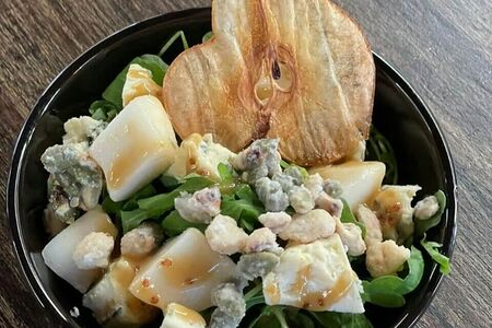 Салат с грушей и горгонзолой