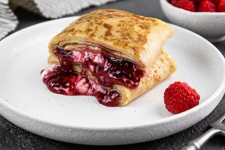 Блин с малиновым вареньем и творожным сыром