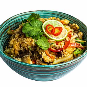 Вок Рис с говядиной в соусе шрирача