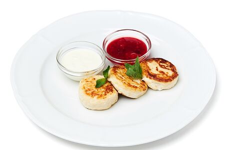 Сырники с ягодным соусом и сметаной 3 шт