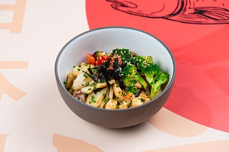 Удон с креветками, кальмаром и брокколи