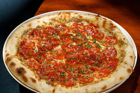 Пицца с трюфельным кремом и сальсиччей