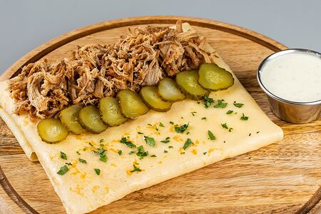 Блин с рваной свининой