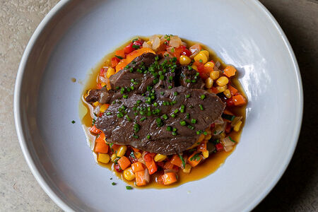 Говяжьи щёчки с овощным соте