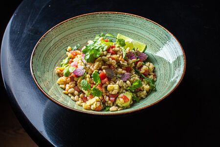 Салат Табуле с томатами и авокадо