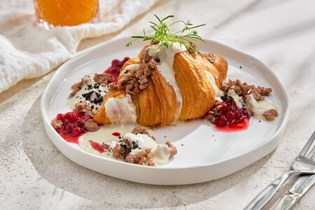Круассан с фаршем из мраморной говядины, соусом горгонзола и брусничным джемом