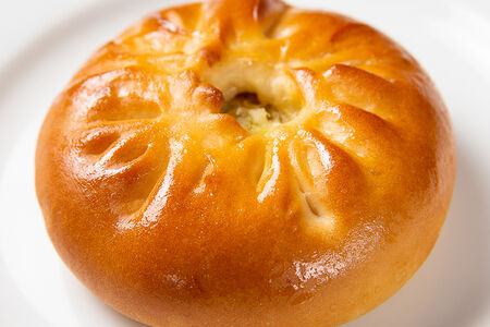 Пирожок с зеленым луком и яйцом