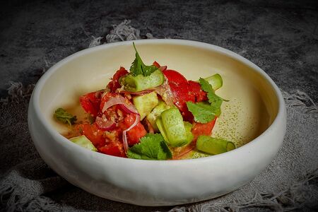 Сладкие томаты с огурцами и красным луком