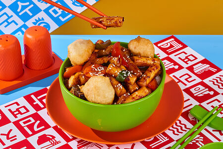 Токпокки с куриным филе и овощами в Остро-сл. соусе