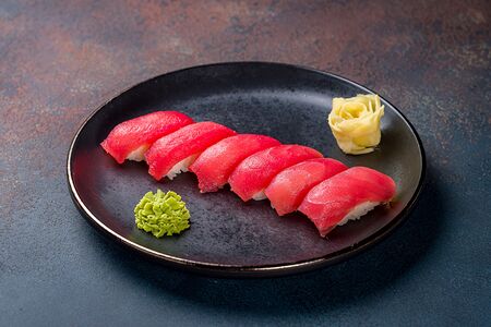 Суши с тунцом