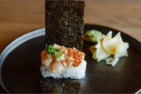 Хенд ролл с гребешком