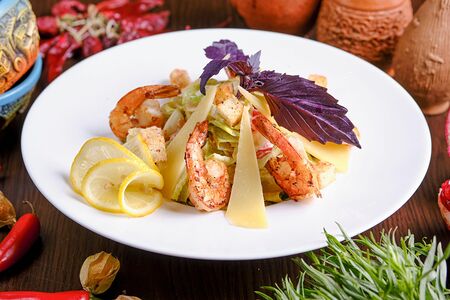 Салат Цезарь с креветками