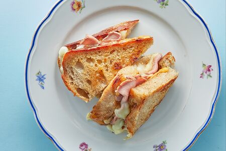 Гриль-чиз с луковым мармеладом