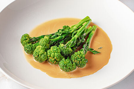 Брокколини с соусом от шефа