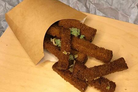 Чесночные гренки с соусом