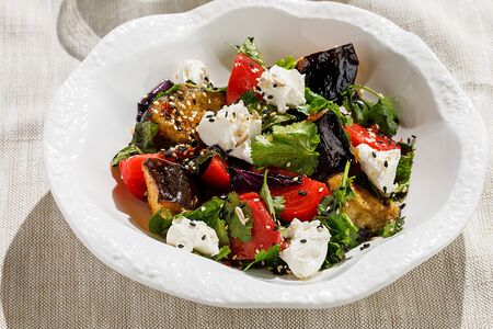 Теплый салат с хрустящими баклажанами