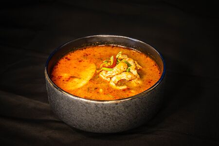 Том ям с цыпленком и грибами