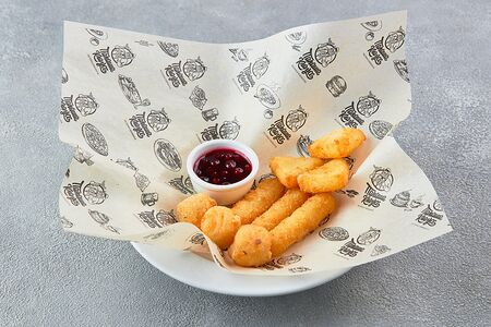 Сырные крокеты с ягодным соусом