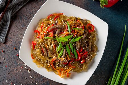 Стеклянная лапша с овощами и мясом