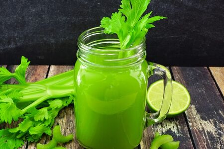 Сельдереевый свежевыжатый сок