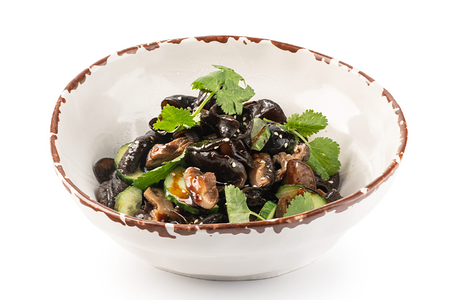 Тайский салат с грибами в тёмном соусе
