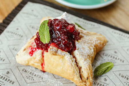 Ватрушка с творогом и брусникой