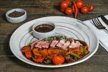 Тунец гриль с овощами