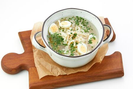 Куриный бульон с перепелиным яйцом