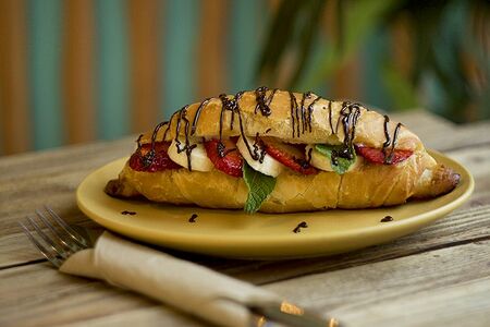 Круассан из слоёного теста на масле со свежими ягодами и сливочным кремом