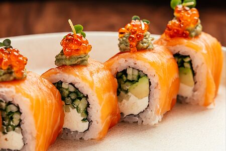 Ролл с лососем, красной икрой и гуакамоле авокадо