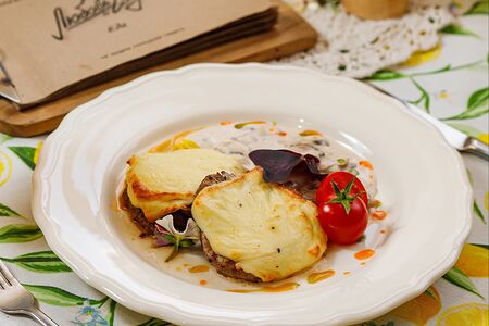 Медальоны с сыром и грибным соусом