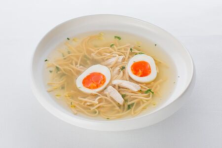 Куриный бульон с лапшой и яйцом