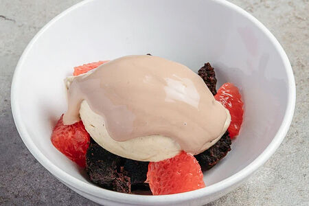 Мусс халва с какао-брауни и грейпфрутом